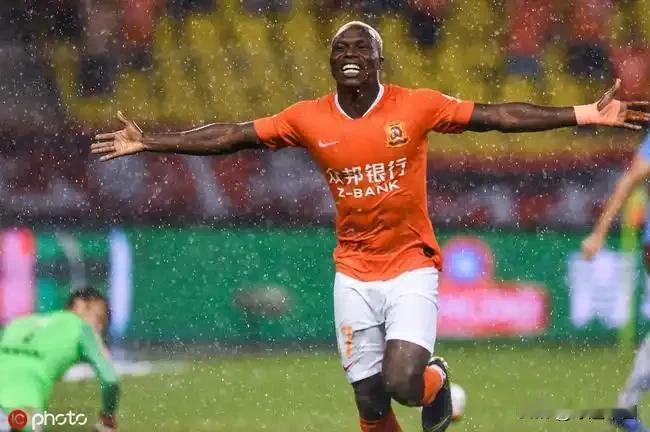 科特迪瓦亮相2026世界杯，老中超球迷立刻想起另一位熟悉的名字——埃弗拉。这位科