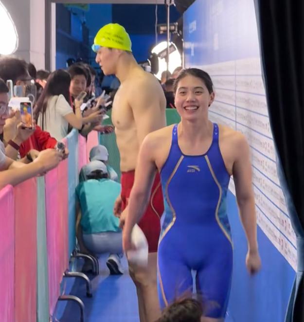 张雨霏从孙杨身后悄悄走过，好搞笑，站起来的那一秒太可爱了。好壮啊，完美身材！他俩