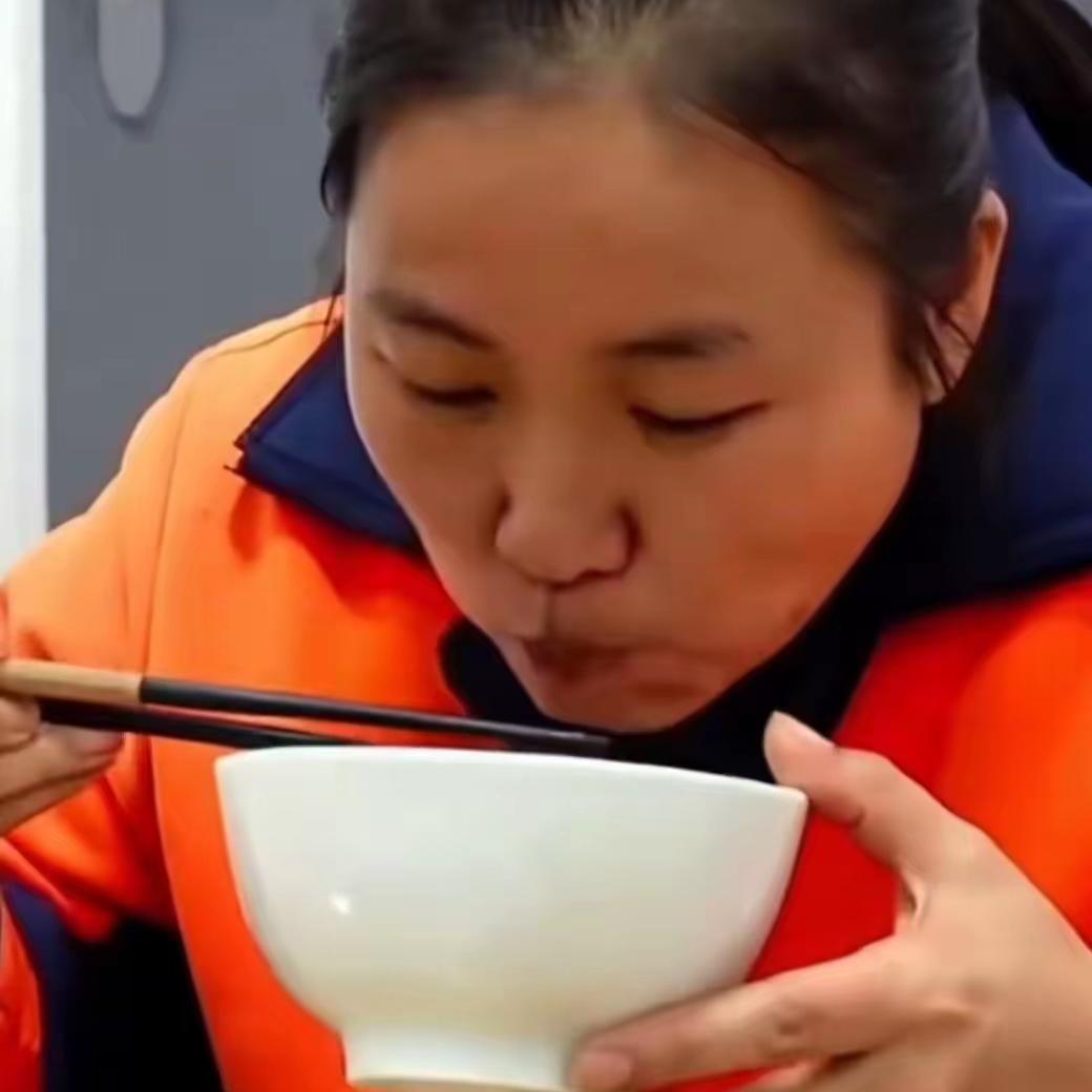 明珍珍被执行死刑后，若骨灰无人认领，将按法定程序处理。
 
首先，遗体火化后的骨