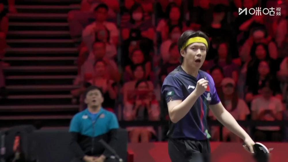 孙颖莎，第五局7-10落后，王曼昱手里攥着三个局点。眼看天王山之战就要丢了，结果