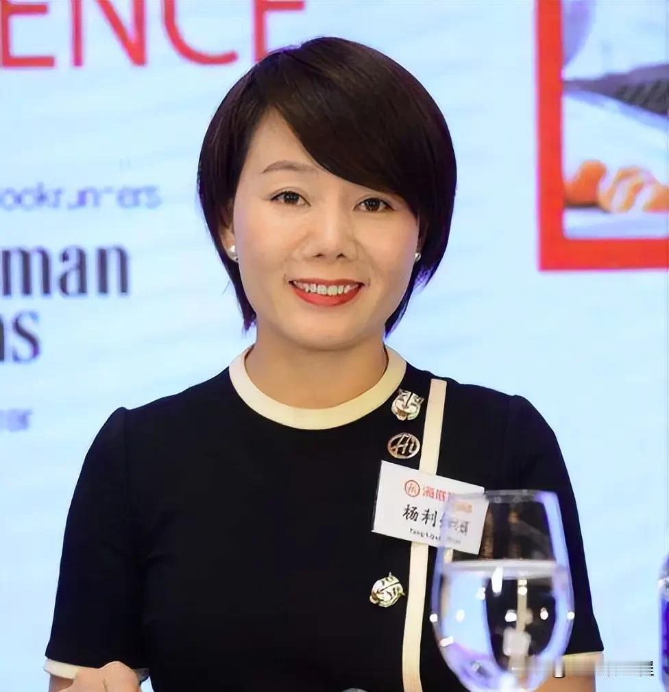 杨利娟从餐厅服务员成长为上市公司高管，有记者问功成名就的她成功秘诀。
她想了想，