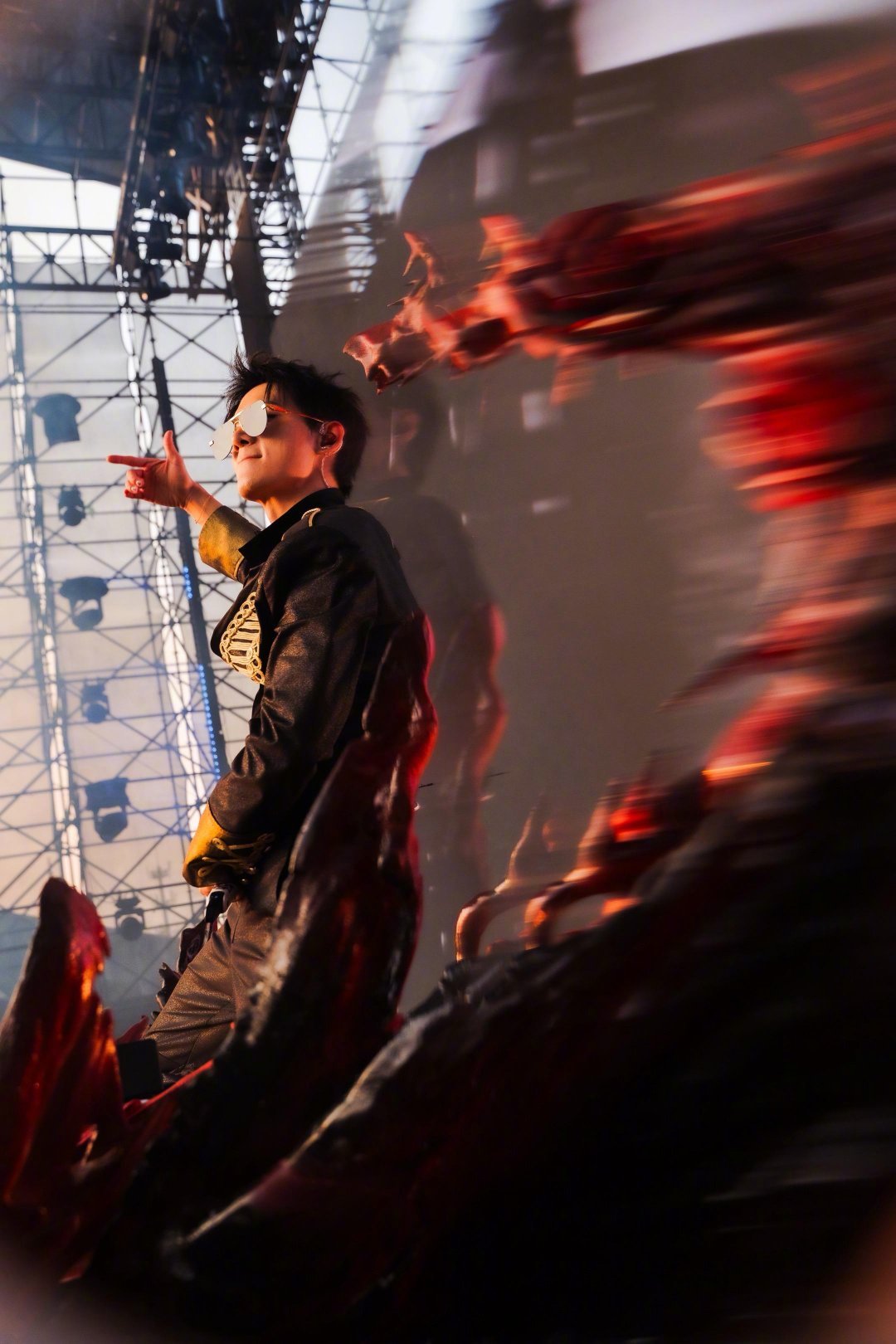 早知道姚琛这样我留着过年看了姚琛这是放大招了啊，灵机一动就出经典舞台了！！这个舞