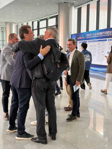 北京车展挤满了外国人  北京车展首个媒体日，有个非常明显的变化就是中国品牌的展台