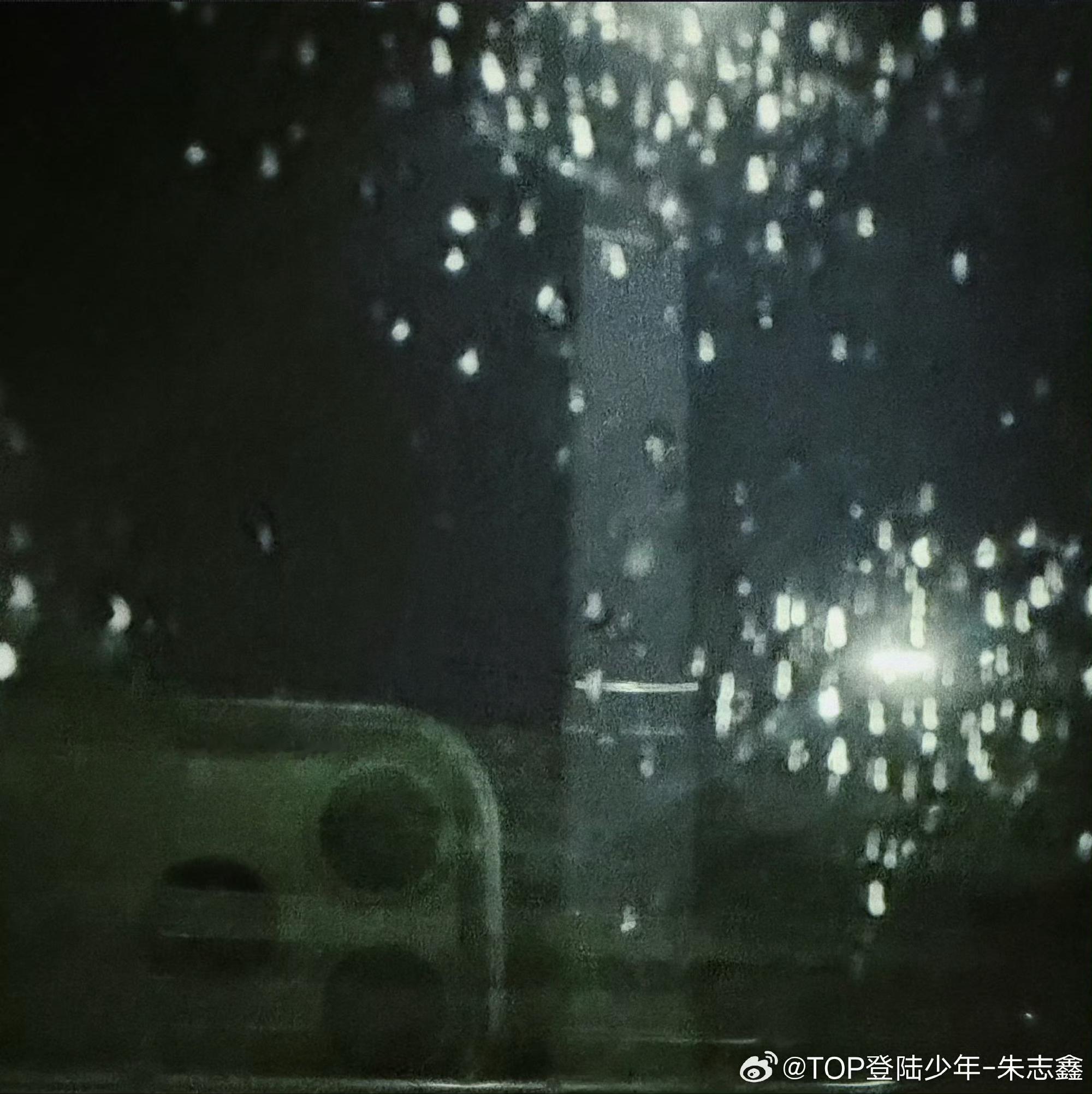朱志鑫在摄像头上藏字 朱志鑫又来藏字了！这次藏着摄像头上了 大家有发现嘛[打ca