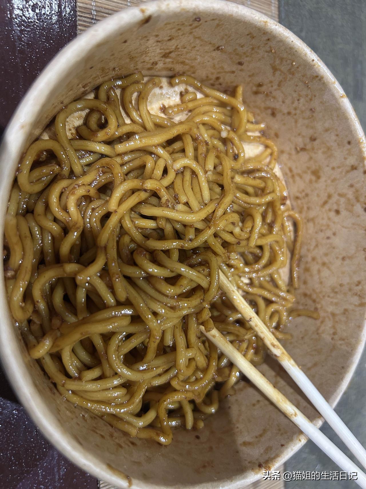 一碗方便面，18元！这是我才在广东新会茶坑村梁启超故居外面吃到的！这碗面的做法还