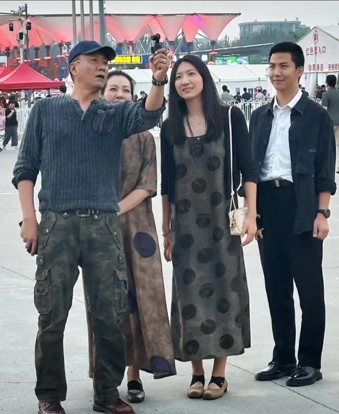 胡军一家四口，谁能想到胡军是这一家子里最时尚的，一家人都很高啊！温馨的画面[赞]