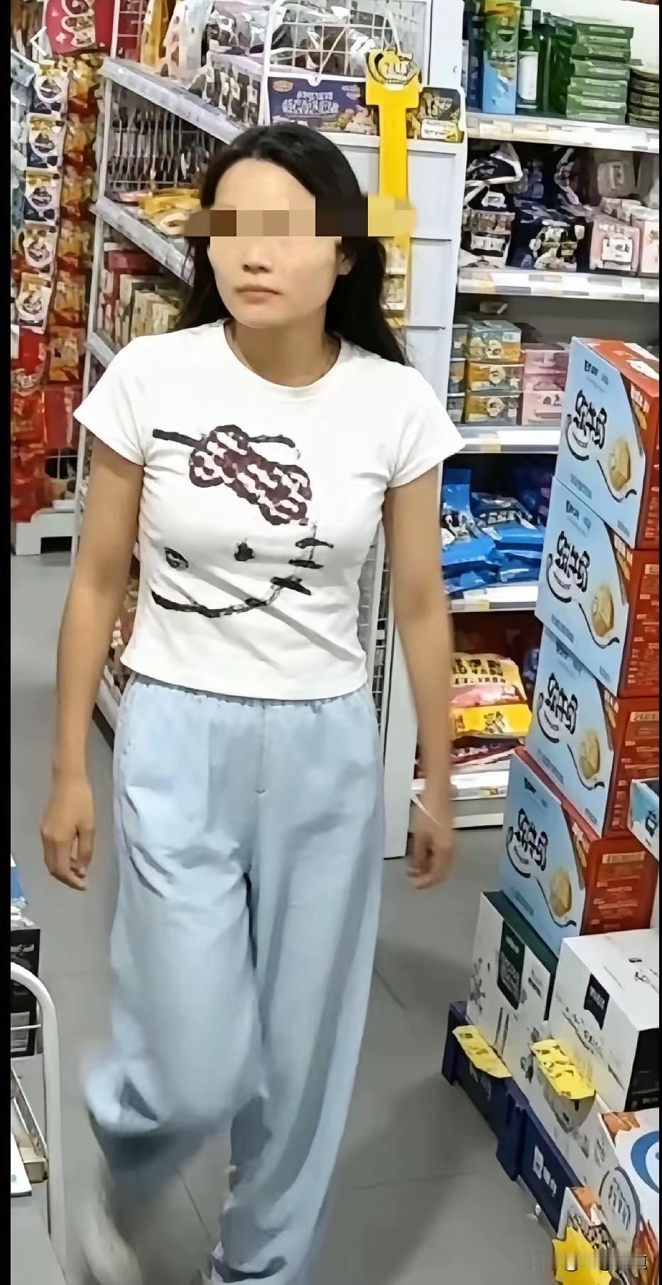 折江龙泉超市构陷他人女子要火了，女子深夜在便利店内购物，身后男子碰到女子背包传导