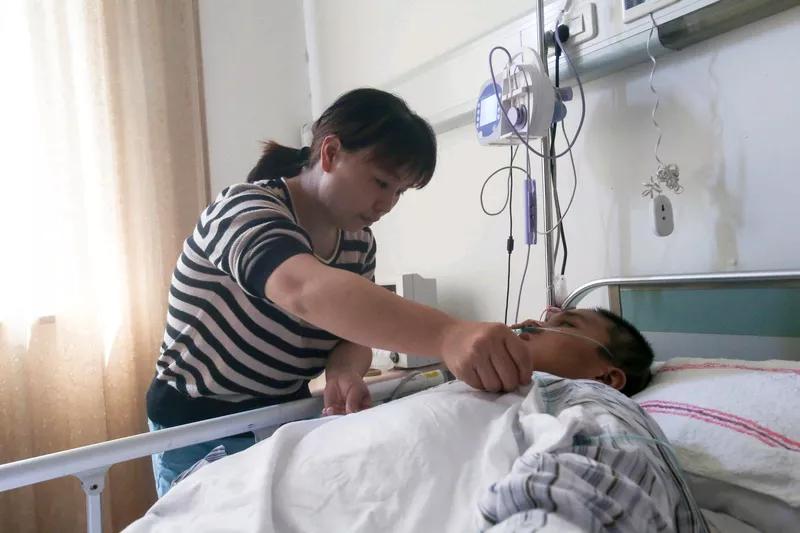 17万积蓄借给表哥，结果表哥突发心梗走了。表哥刚走时表嫂还说会还，后来却变卦。原