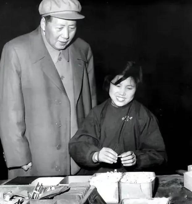 1958年，毛主席亲临工厂视察，厂内一位怀孕女工，猛地起身大声喊道：“毛主席好！