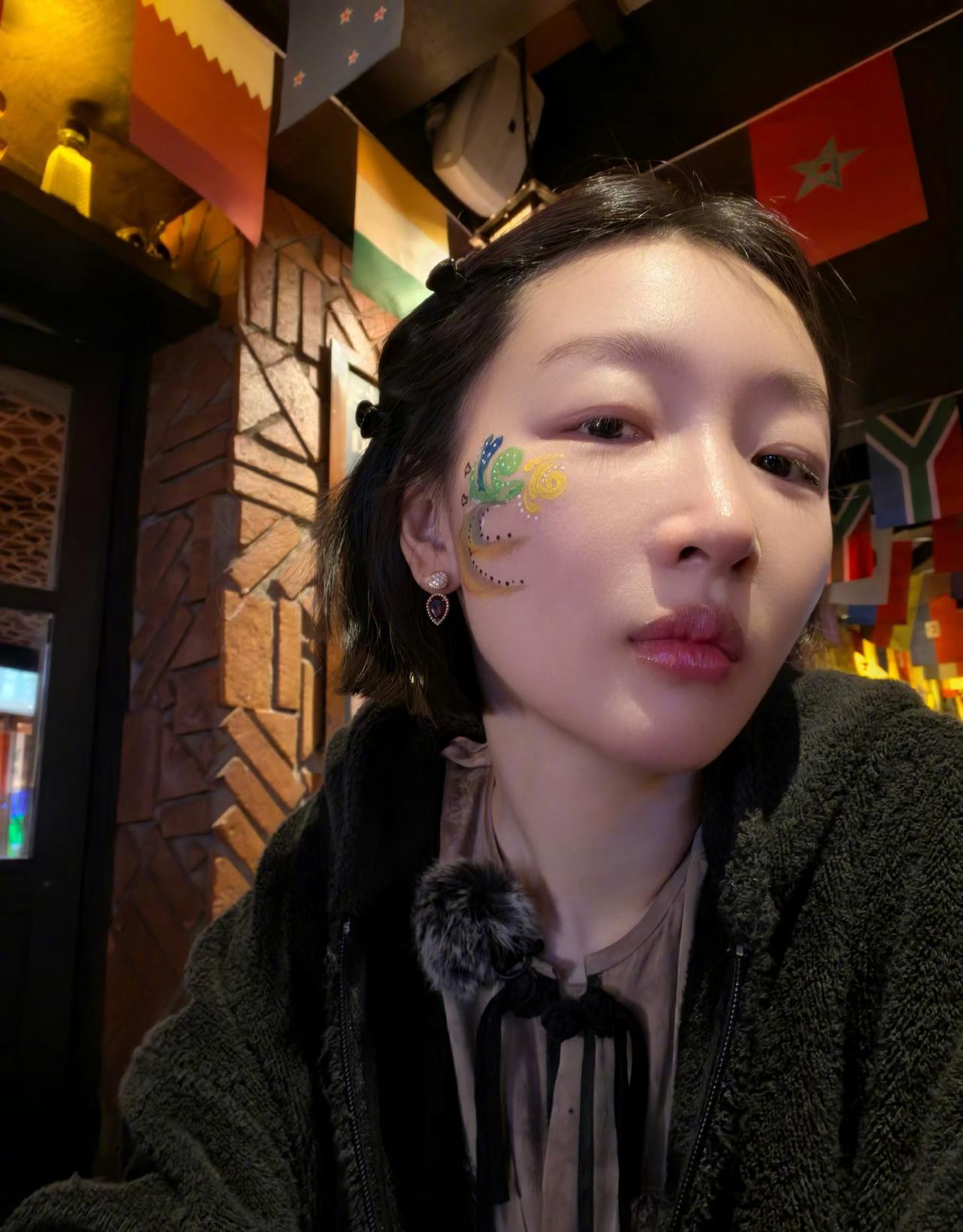 周冬雨问
她分享出来的自拍
可以打几分……

评论区很多人表示
好看！打100分
