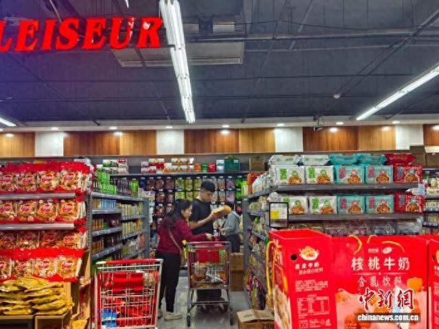 （新春走基层）中越边境河口：越南民众跨境采购中式年货迎新春