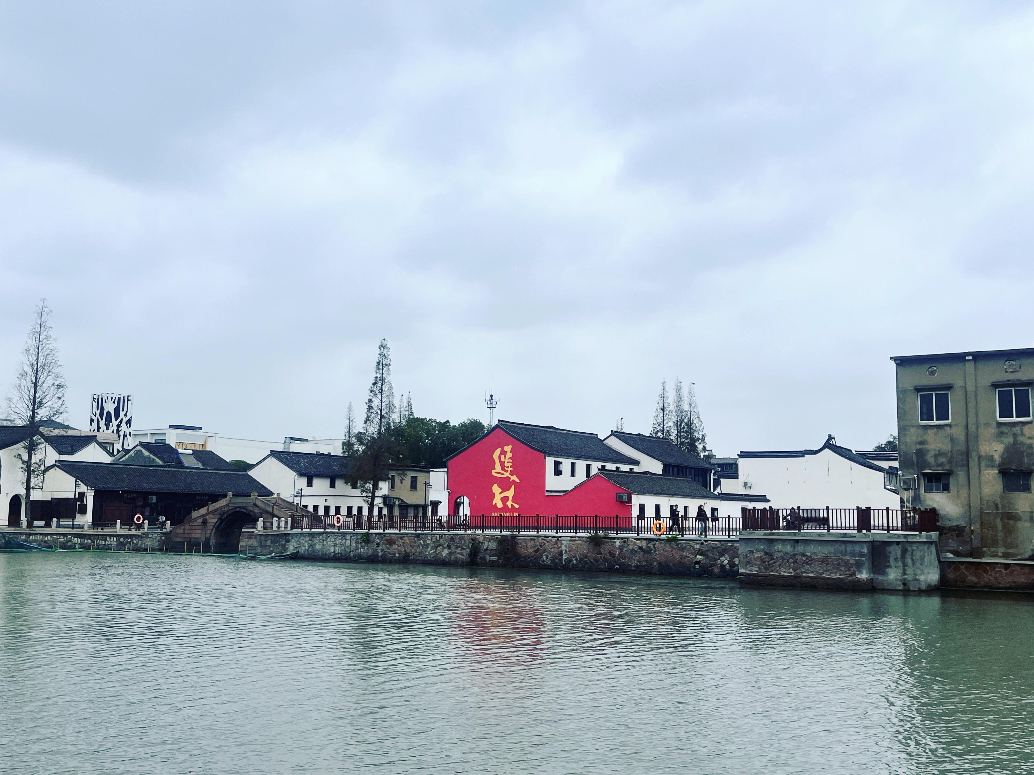 双林三桥一阁同框太难拍到了，天气也不好，吃个干挑面还是可以的 