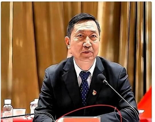 中核集团的顾军被查了。最让人脊背发凉的，不是贪了多少钱，而是他的第一个身份——中