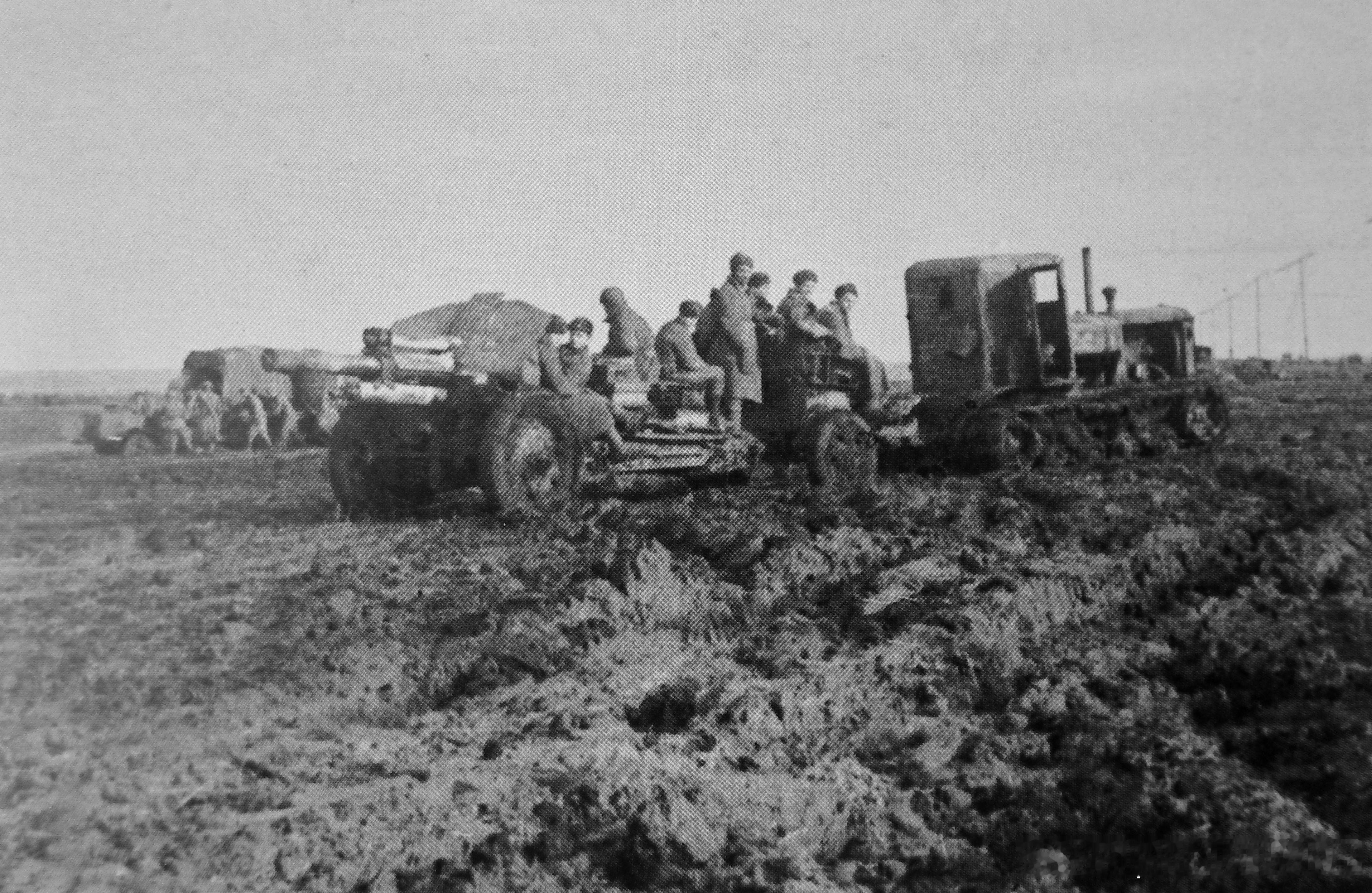1944年2月乌克兰第3方面军炮兵在克里沃罗格附近借助СХТЗ-НАТИ拖拉机在