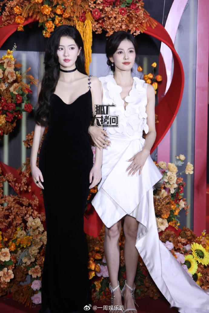 白鹿温柔小百合  白鹿vs蜡像  看呐，白鹿出席蜡像揭幕活动时，一袭白裙让她好似