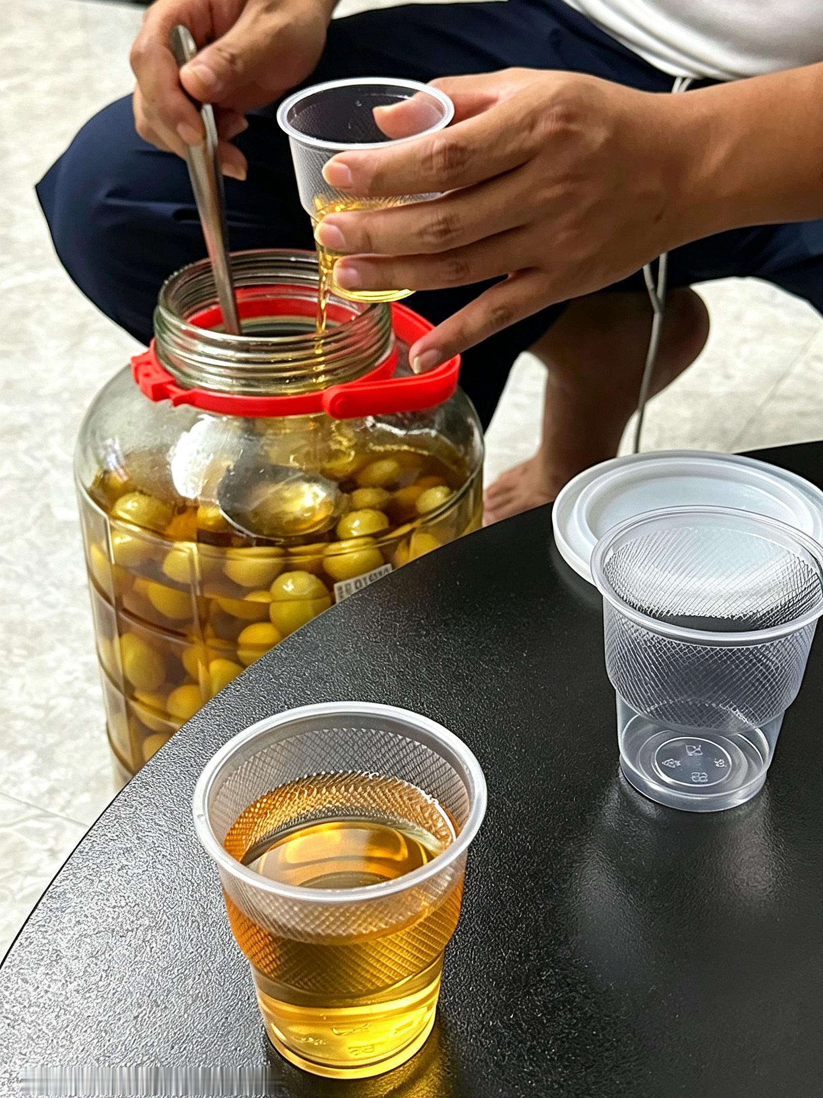 两个独立的人 决定并肩作战不是心里有个洞需要彼此来填满而是心里有满满的光 想分给