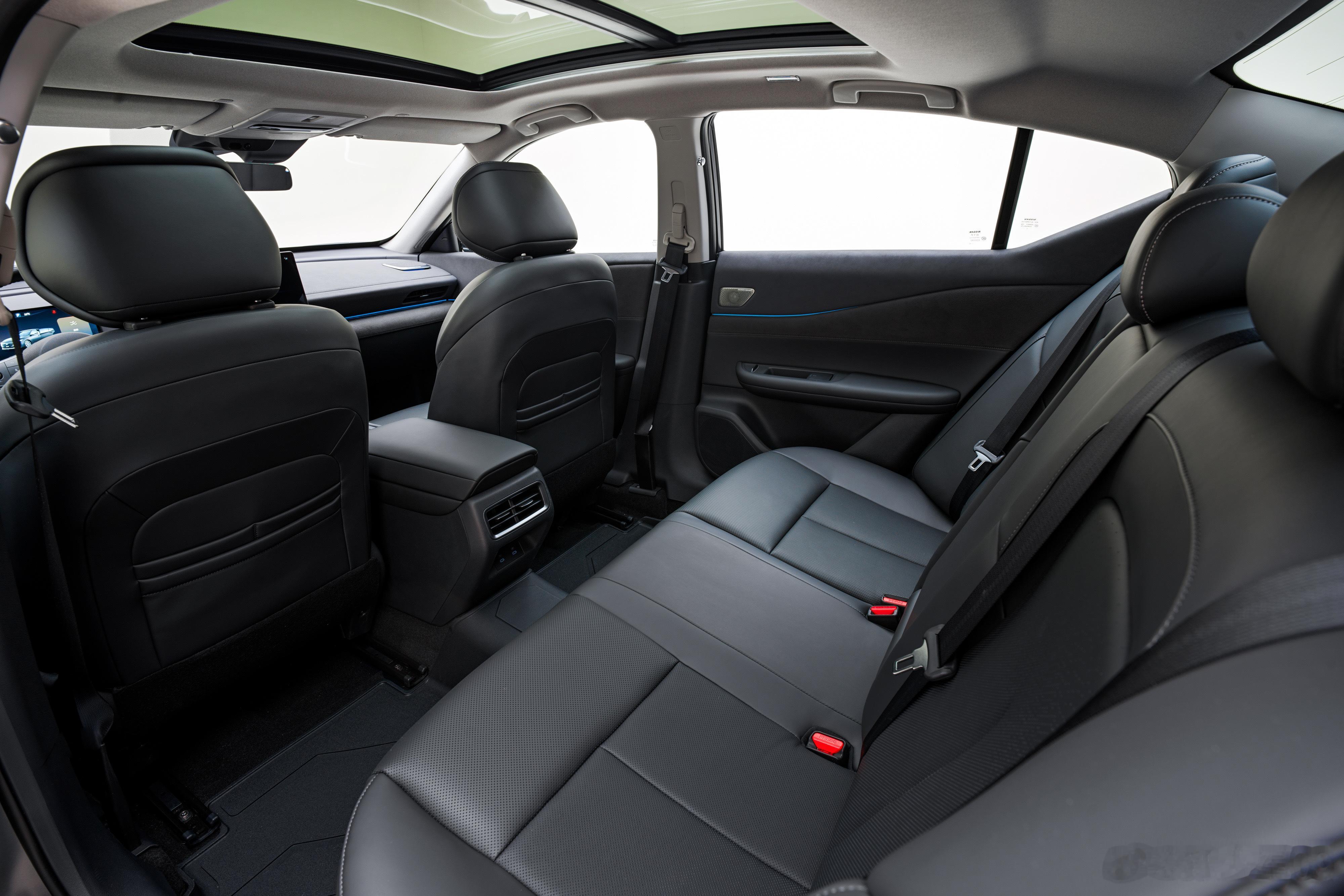 问了几个日产销售，天籁鸿蒙座舱版订单不错，把门店客流也带起来了，说明华系的号召力