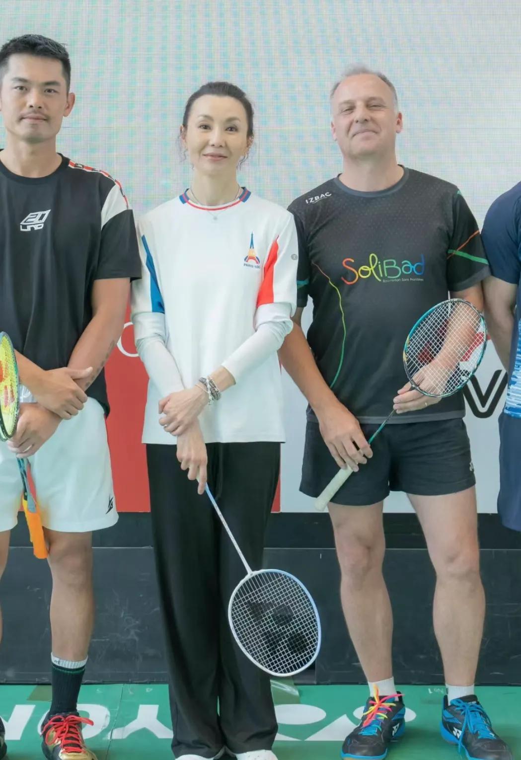 好久不见的张曼玉出现在中法羽毛球时尚盛典
和林丹一起搭档打球
尽管都60岁的人了
