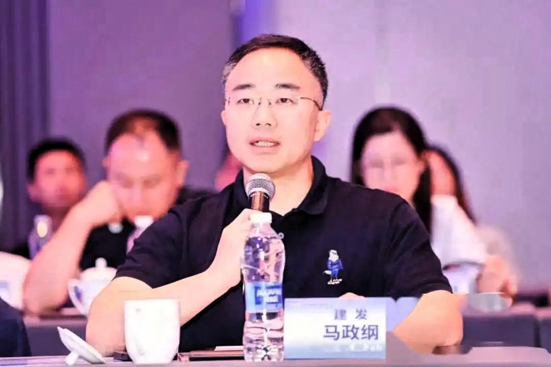 马政纲，也是一个所谓高材生。
1975年生人，籍贯不详，本科毕业于哈工大土木工程