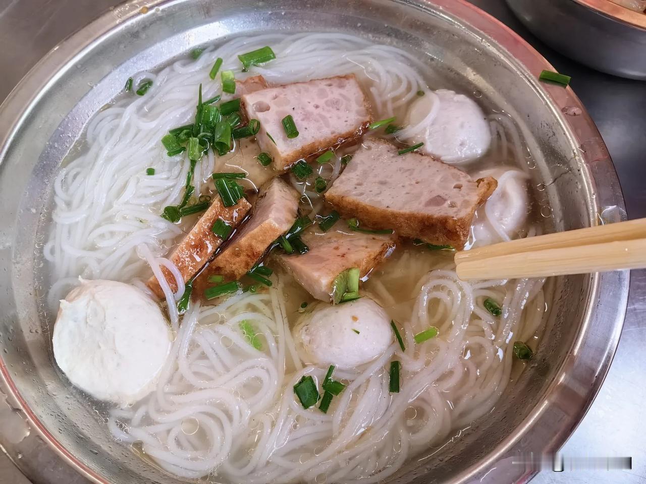 #秋日生活打卡季# 肉蛋肉膏粉：一碗汤粉香，肉鲜骨嫩味，只要7元一碗，是不是有点