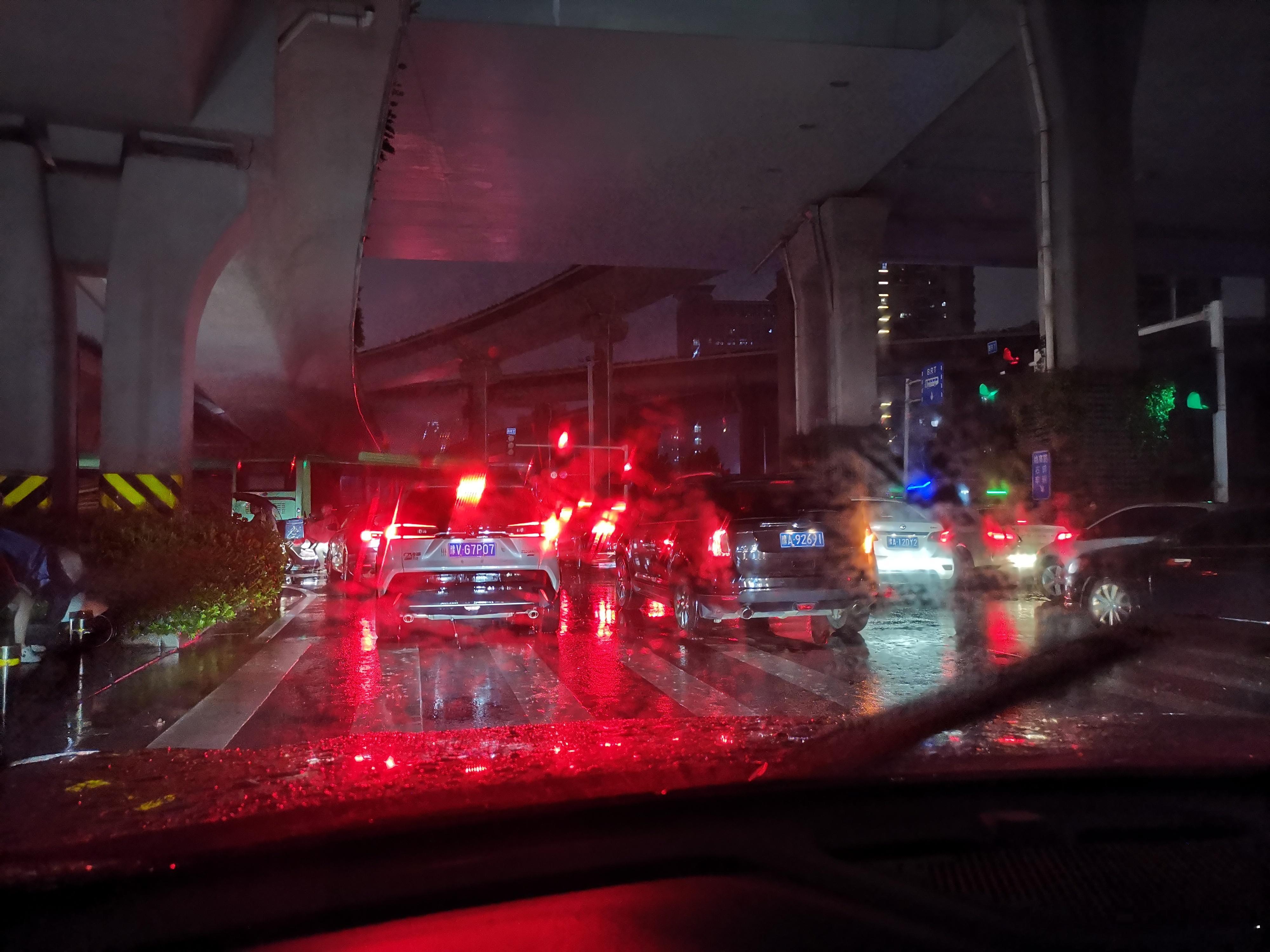 可恶啊，下点雨就是不遵守交通规则，红灯都闯，本来就难以通行的路口更加拥挤不堪。 