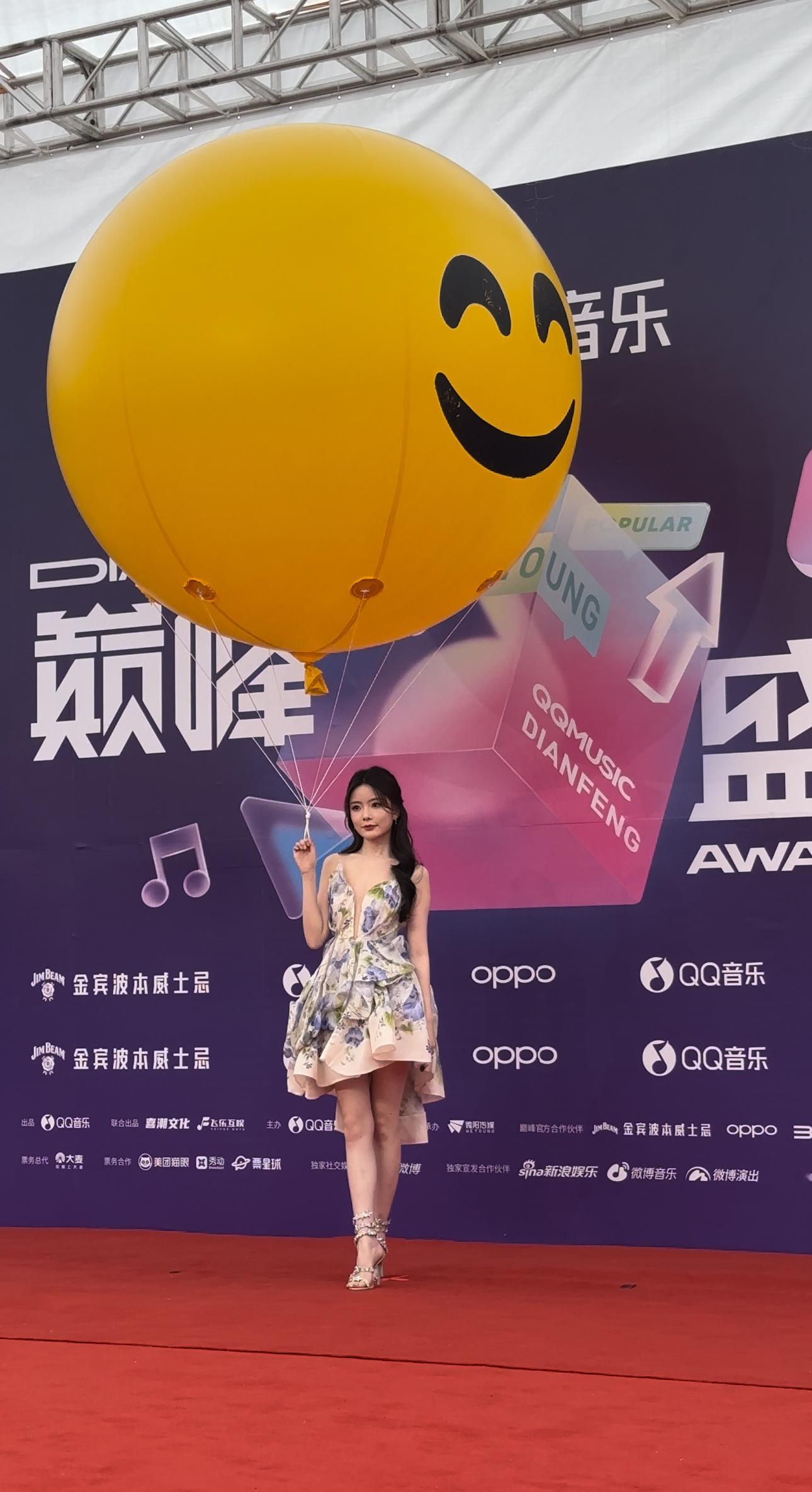 #起风了陈卓璇怎么办##别人走红毯陈卓璇飘红毯#应该不能吧… ​​​