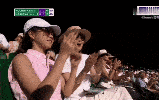 国际章太有排面了吧[捂脸]
带10女儿醒醒和4岁儿子低调现身温网看女单决赛，被直