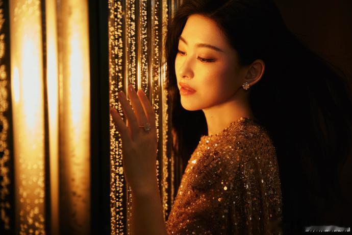 朱珠落日暖棕妆金鹤龙给朱珠化的落日暖棕妆   金鹤龙给朱珠化的落日暖棕妆也太美了
