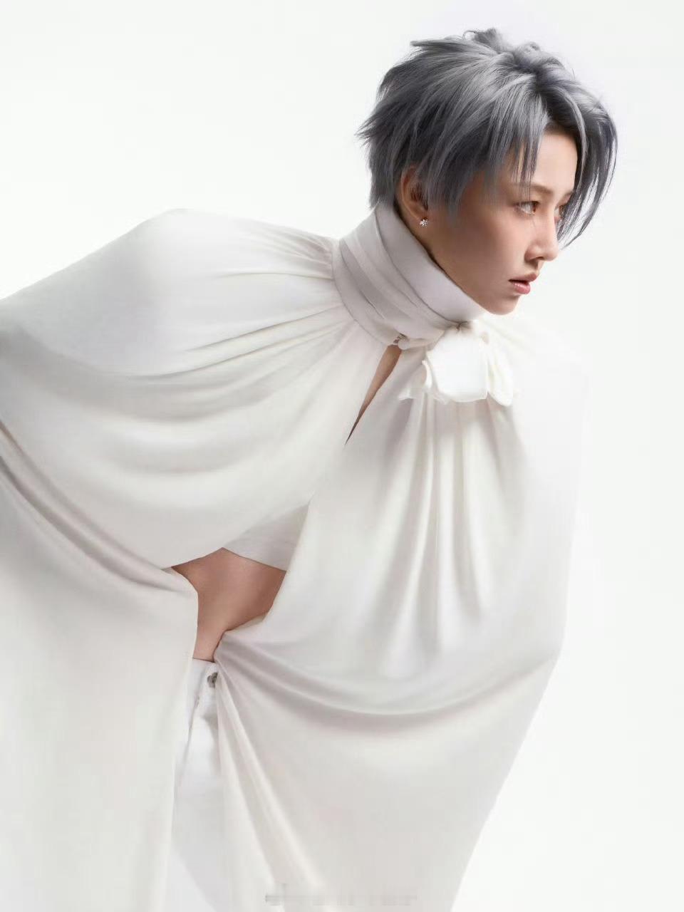 刘雨昕巡回演唱会这套造型好好看，她太适合女王范了