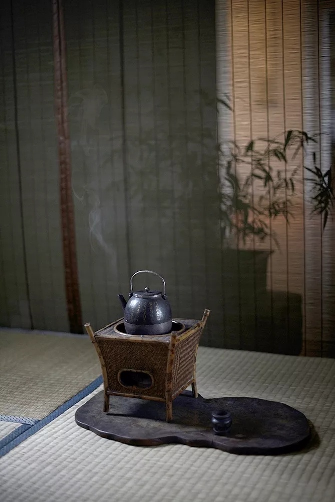 如果有时间，一定要多出去走走，看看不同的风景，接触不同的人和事，你会发现，你的烦