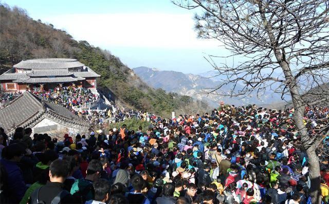 中外差距持续拉大！五一假期国人出境游遇冷，兜里没钱只是表层原因。

刚过去的五一
