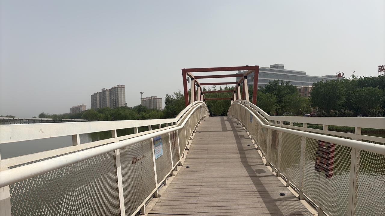 阿拉尔，最不像南疆的城市。
城市规划非常好，漂亮的街道宽阔的绿化带，随处可见的城