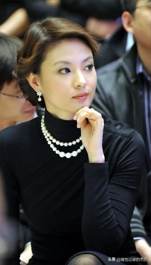 她的五官、身材、颜值、气质都是顶级，在央视女主持人里她说第二，没有人敢说第一吧。