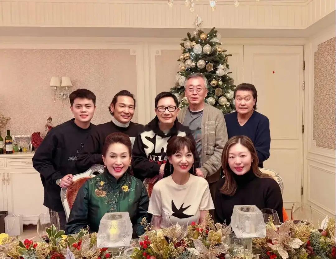 知名保险人士王玉环更新社交动态，透露与好友赵雅芝、黄锦燊、杜德伟、李晓冰、刘培基