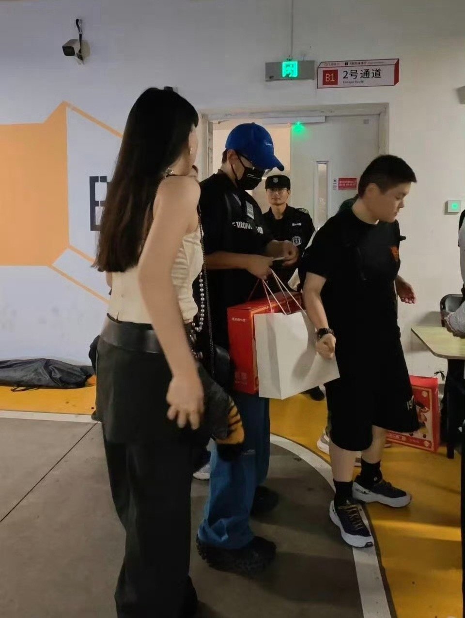 吴莫愁要上歌手了网友歌手棚门口偶遇吴莫愁 网友在歌手棚门口偶遇吴莫愁了！！！！