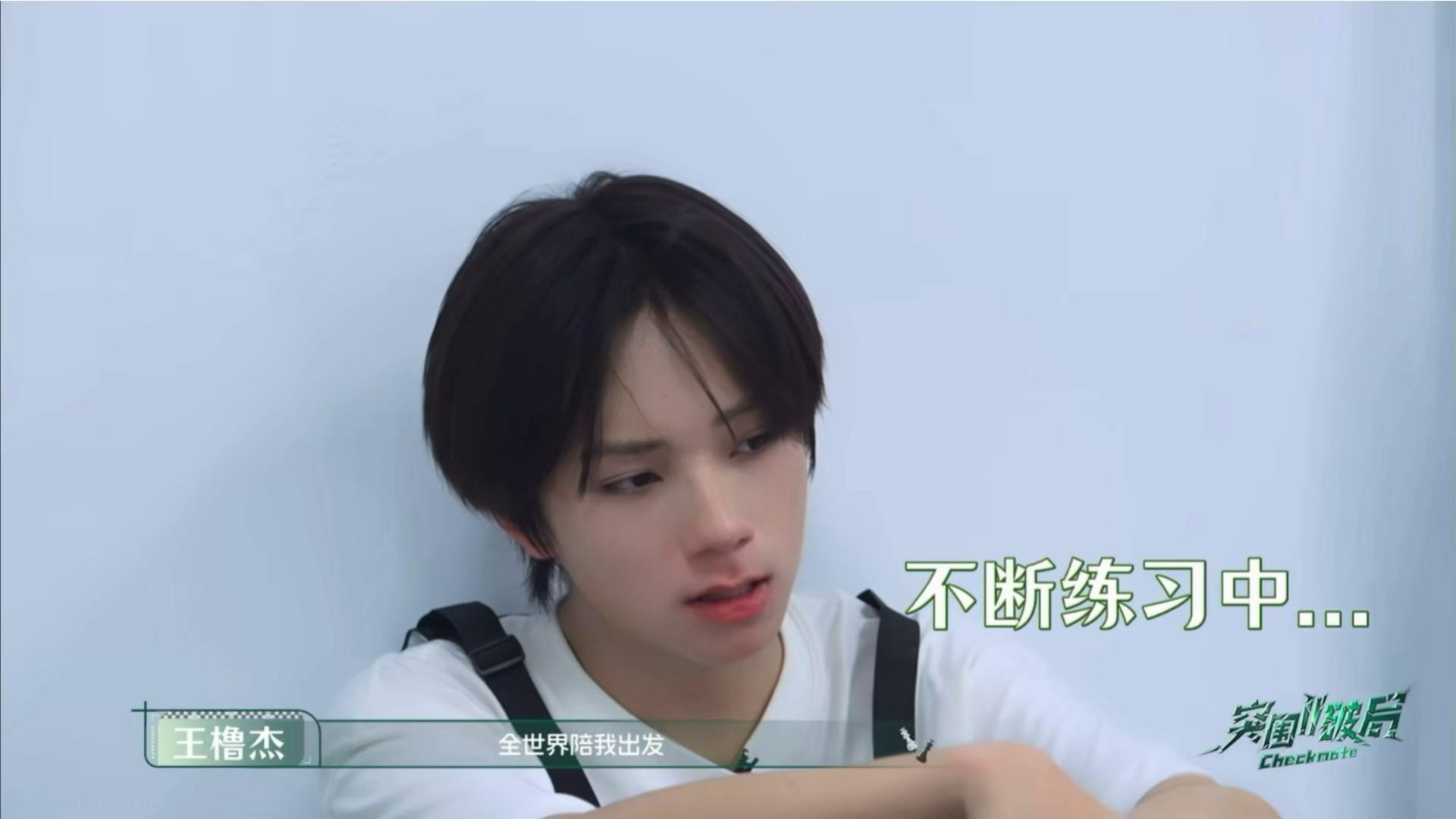 ……鼻头红红的，“感受心跳的变化”那一句词哽咽到唱不出声音。宝贝 