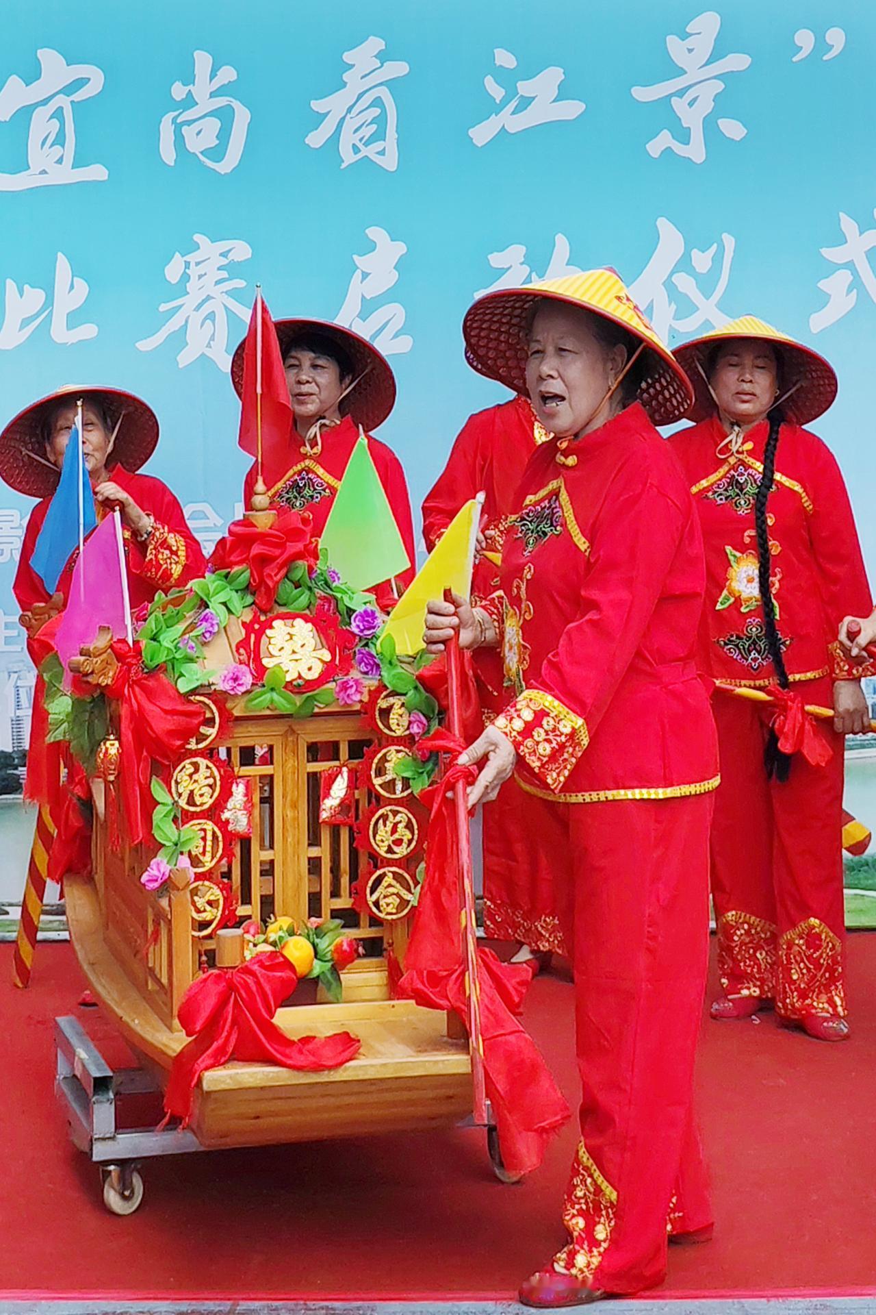 【南宁疍家水上婚礼表演 】 疍家水上婚礼是南宁的非遗项目，以船为舞台，展现古老婚