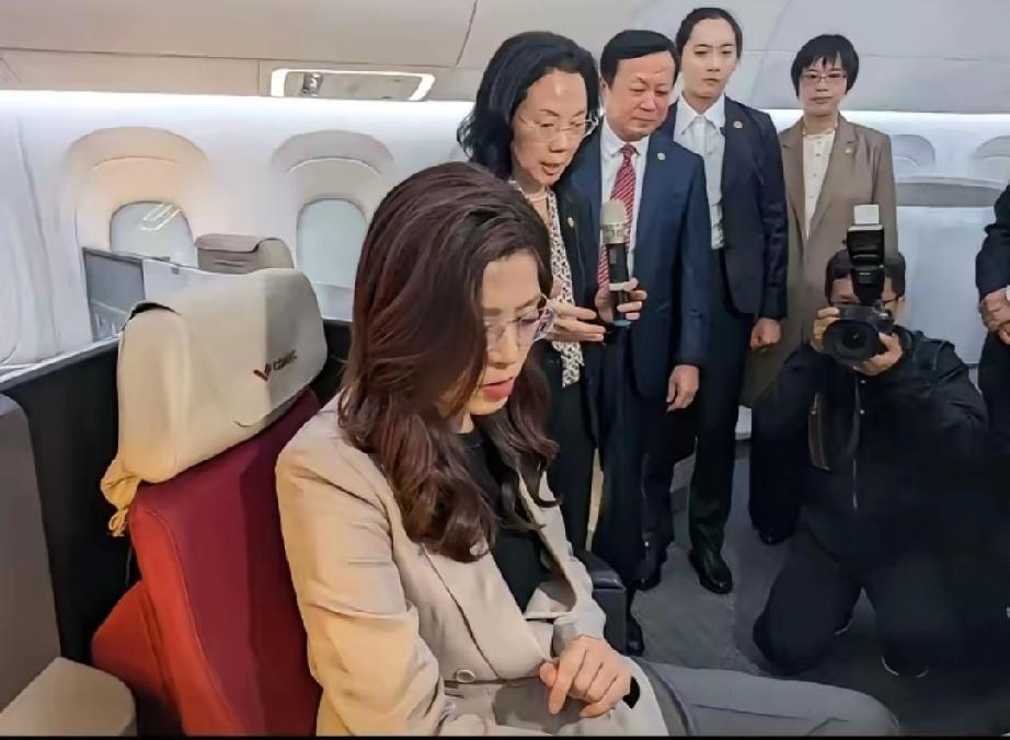 郑丽文乘坐中国产大飞机
国民党主席郑丽文9日上午于上海参访商飞公司。
商飞公司是