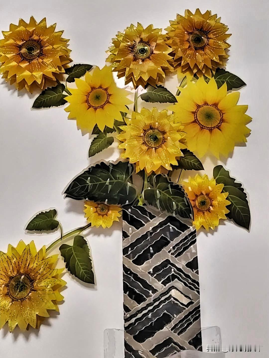墙面一隅，向日葵花饰成了最亮眼的风景。手工制作的花盘缀着细碎的闪片，暖黄的花瓣层