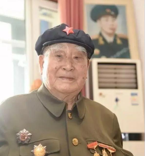 1943年，八路军政委秦光中弹倒地，两名伪军走过来就要补刀，秦光声音沙哑，轻轻地