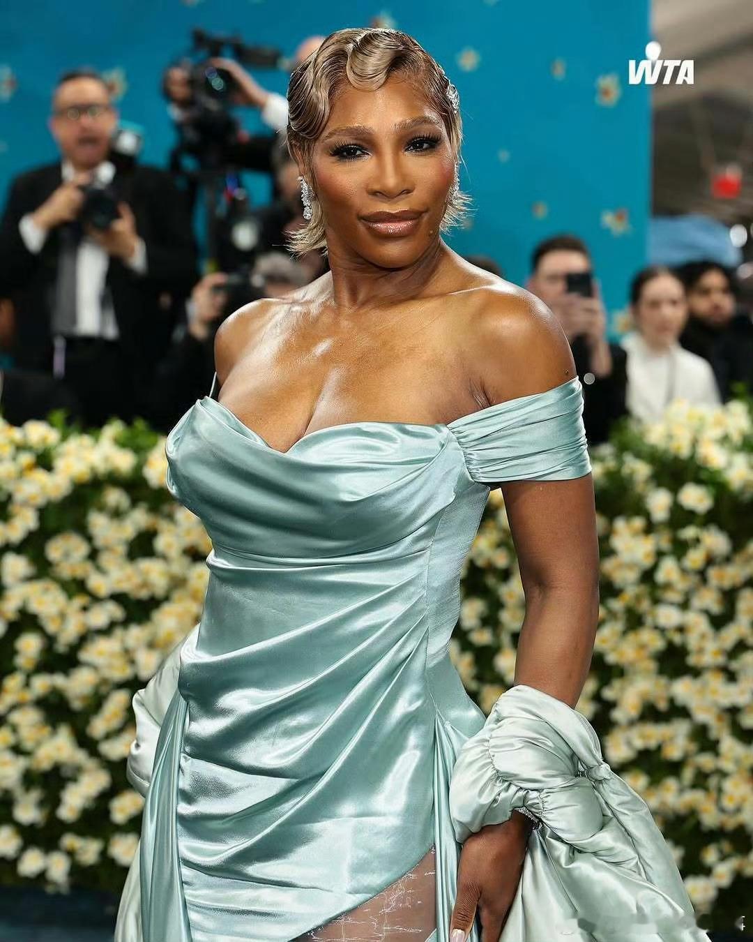 又到了走Met Gala 红毯的时候了✨大小威廉姆斯姐妹盛装出席展示女王架势大家