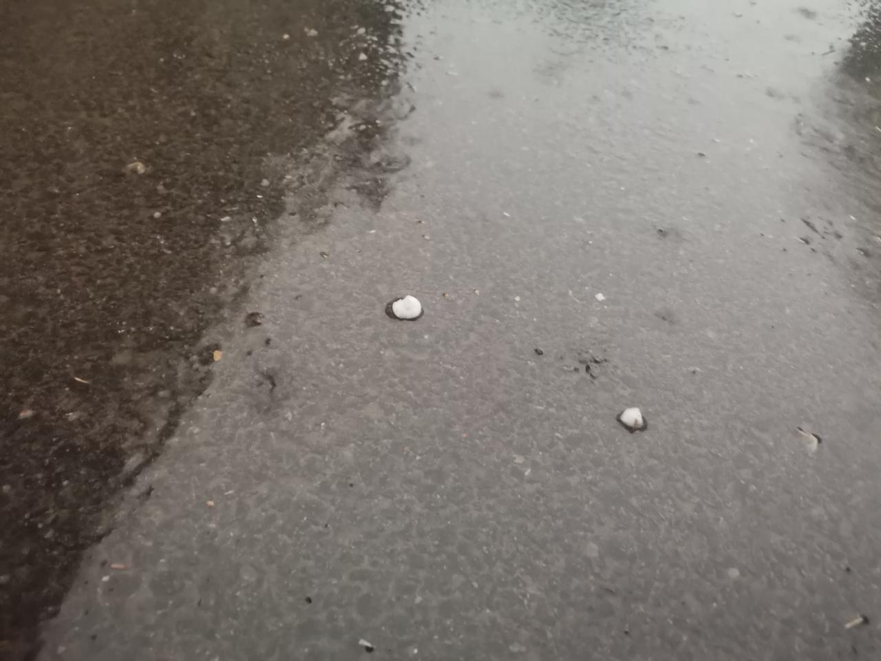 河北邢台刚刚下了冰雹，短时雷阵雨也不小。冰雹有一厘米多，比较密集，只一小会就泡在