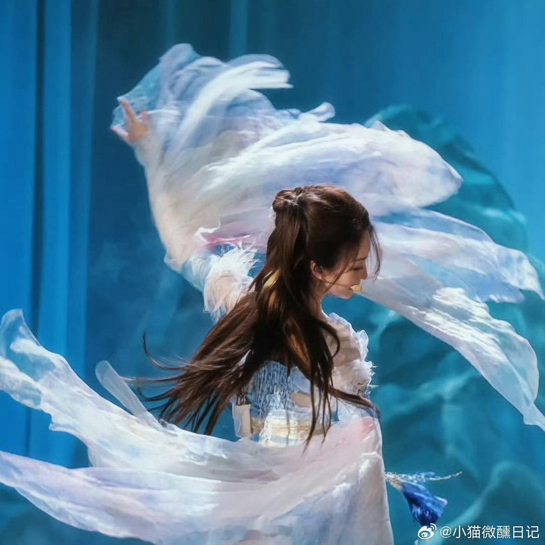 李小冉和小鸡一个被窝睡觉 解锁李小冉童年趣事，小鸡窝在被窝，可爱又新奇。 ​​​