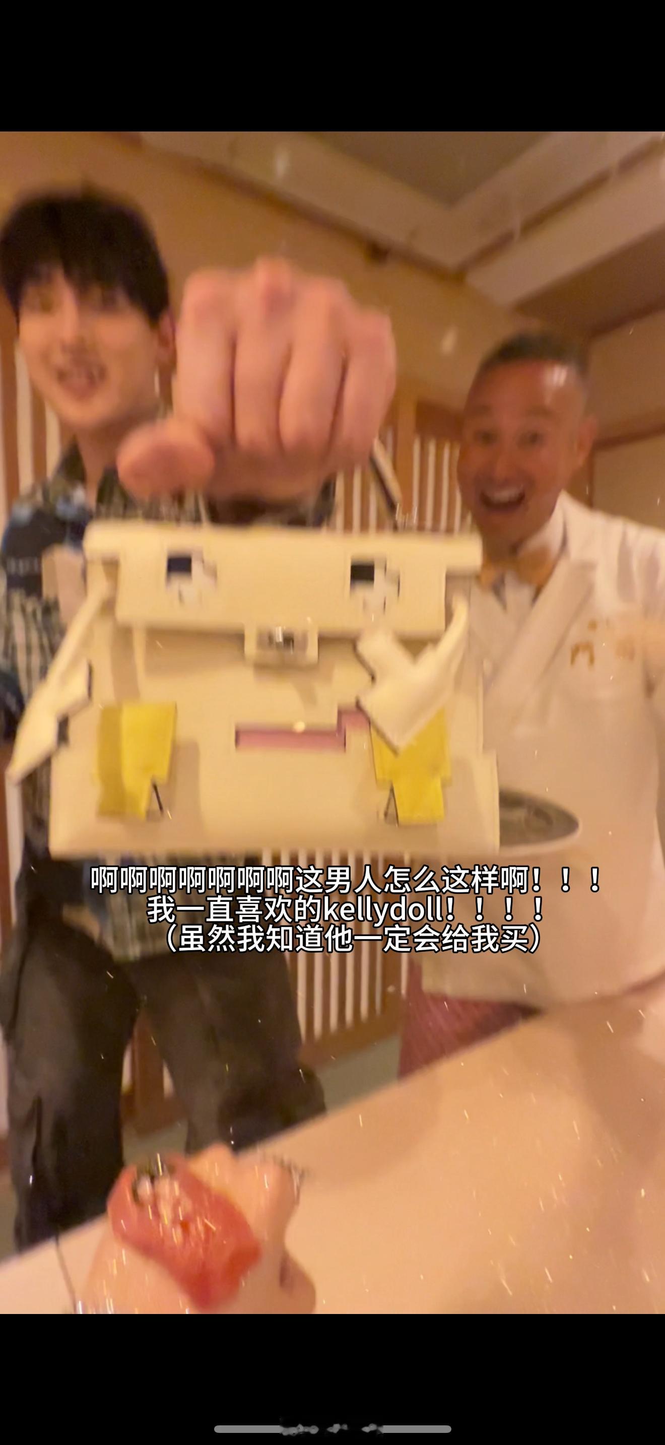 就算壳壳提前给我两天给我过节日我还是图片会在节日后发出来✌🏻✌🏻开心的kel