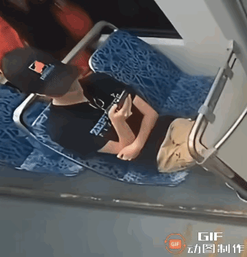 现实版的死神来了！23岁的乌克兰女孩，在美国乘坐公共交通时，突然被后座的男子用刀