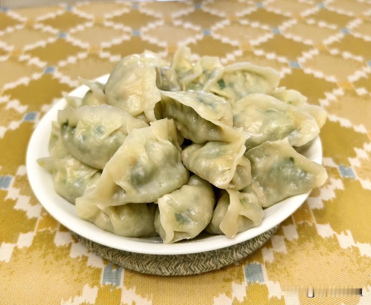 蒸西葫芦韭菜馅蒸饺。
包馅，同样的馅蒸包子，包水饺，包蒸饺，或者烙盒子，味道就不