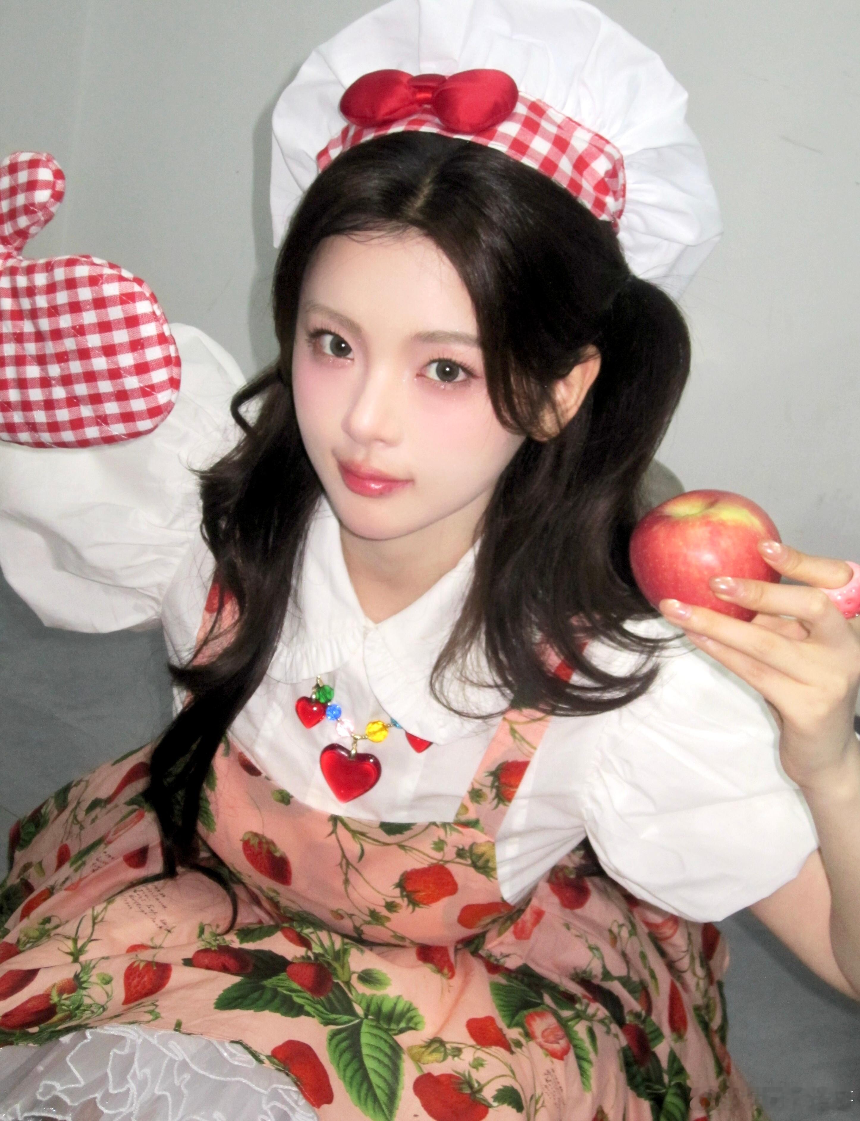 杨超越你是一块草莓🍓小蛋糕[送花花] ​​​