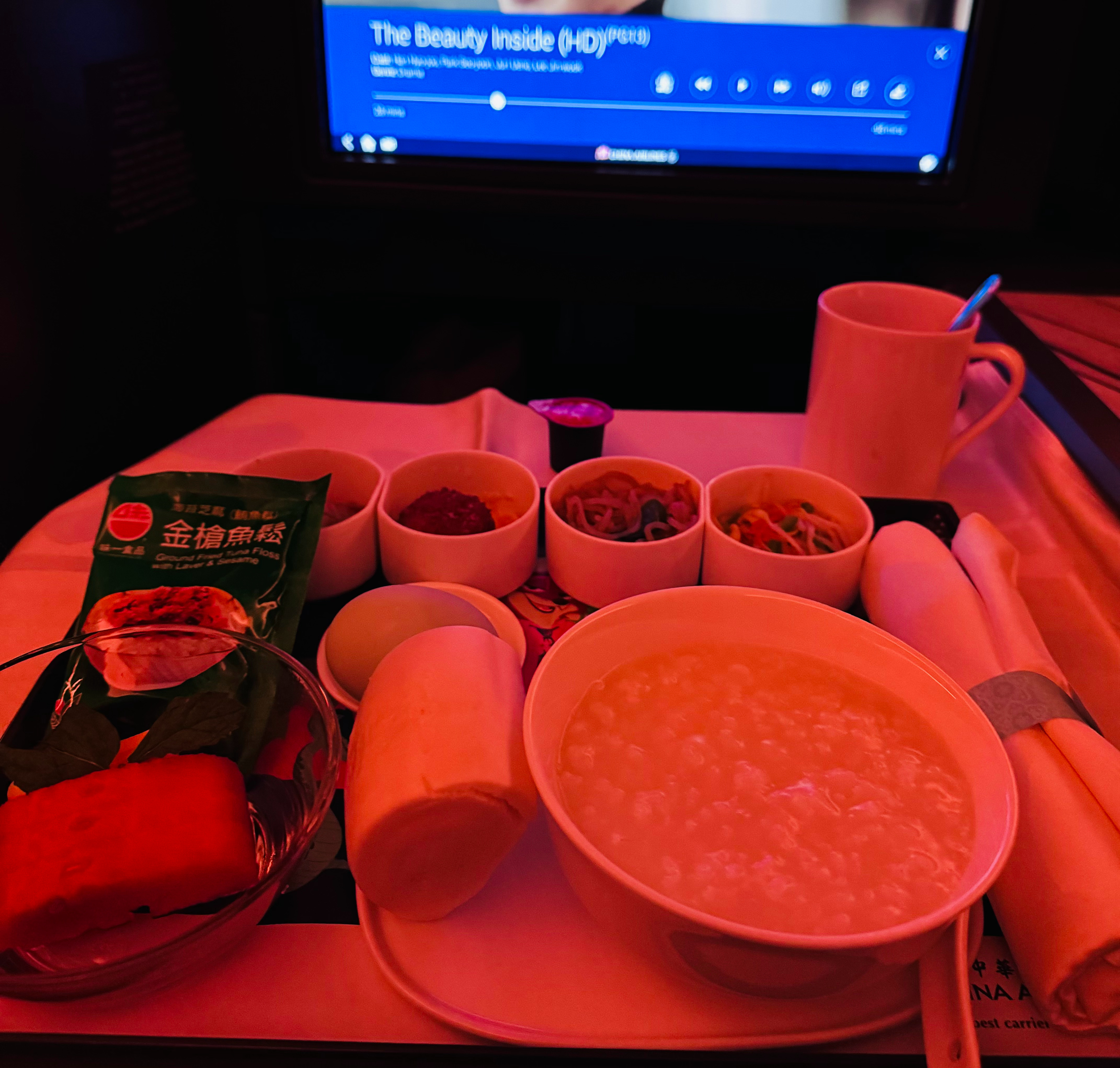 闺女结束了实习，出发开启旅行模式✈️。从lounge开始，每一道美食都发来和我们
