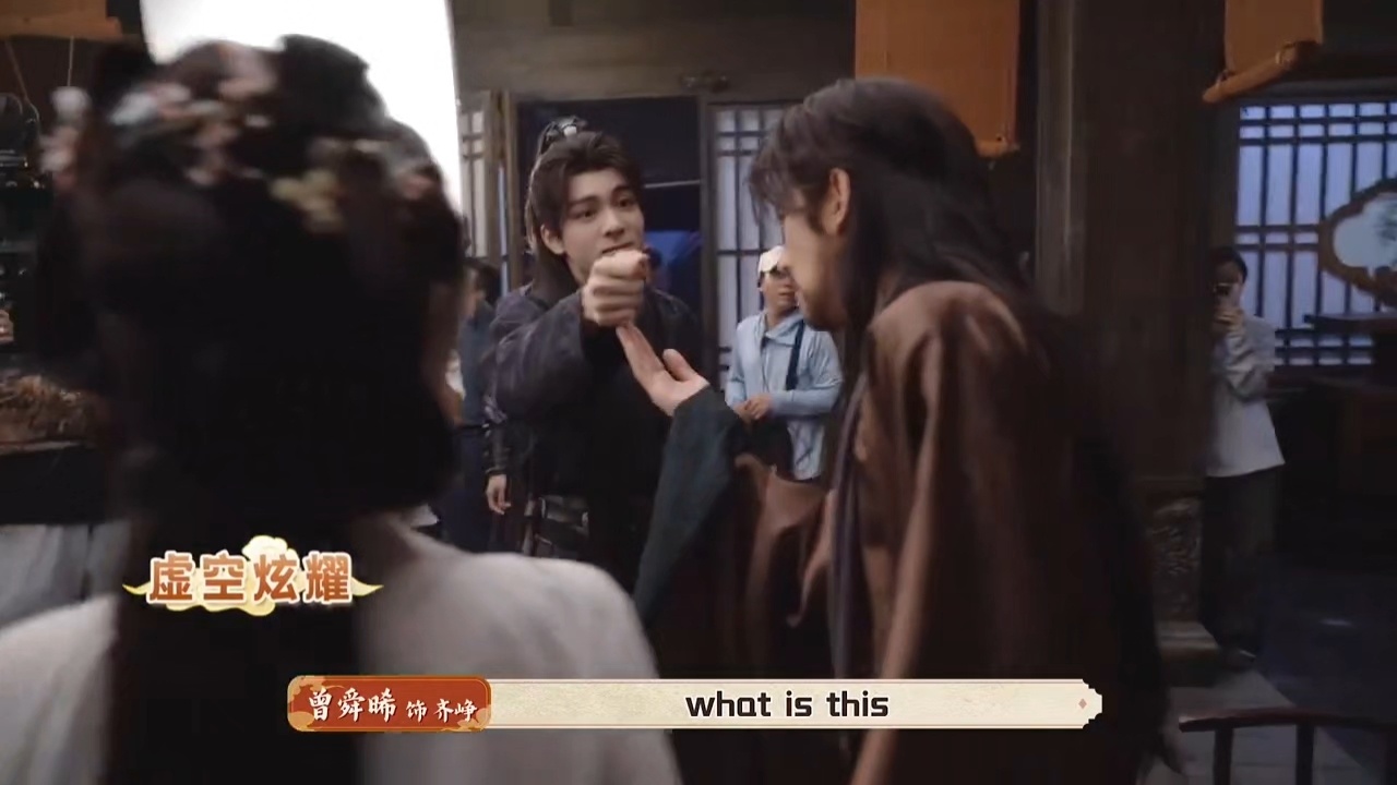 入戏了还有点儿没出来 “醉酒后带着点儿鼻音”但还是好脾气慢吞吞的说着“给我看一会