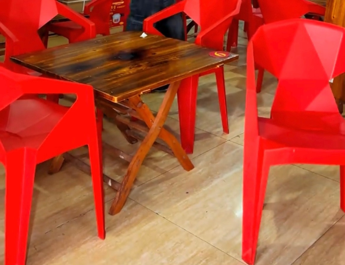 4月29日，网友反映：玉林江滨路一果酱烧烤店倒闭关门，据回收店里面东西的人称：才